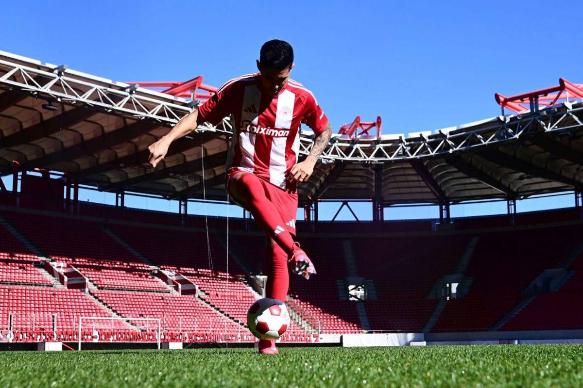 Con un carro de lujo y tirando magia: así fue presentado Luis Palma por Olympiacos en su regreso a Grecia