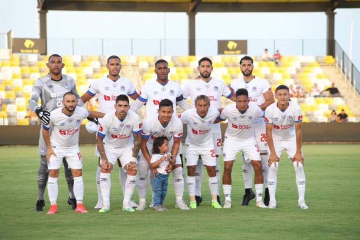 La catracha de rizos 'radiantes', Troglio aclamado y el hincha de lujo en las gradas del amistoso de Olimpia