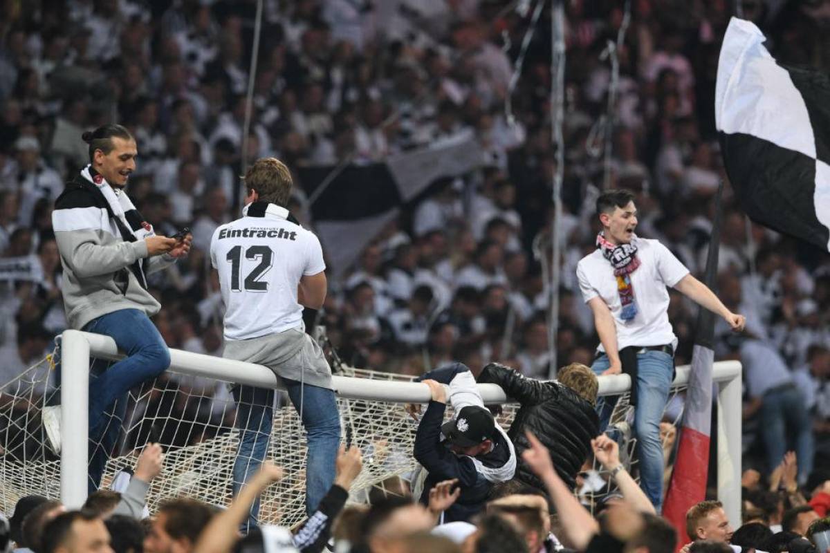 ¡Locura total! La invasión de los hinchas del Eintracht Frankfurt tras volver a una final europea 42 años después