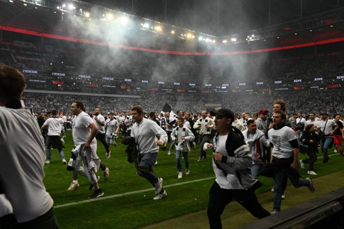 ¡Locura total! La invasión de los hinchas del Eintracht Frankfurt tras volver a una final europea 42 años después