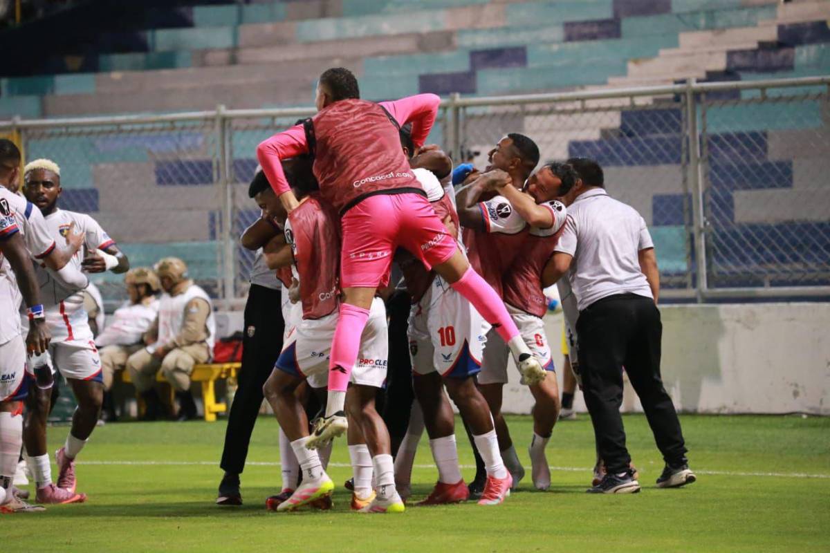 Atajadón de Buba López, pero Plaza Amador silencia el Morazán: la tristeza de Real España y belleza en las gradas