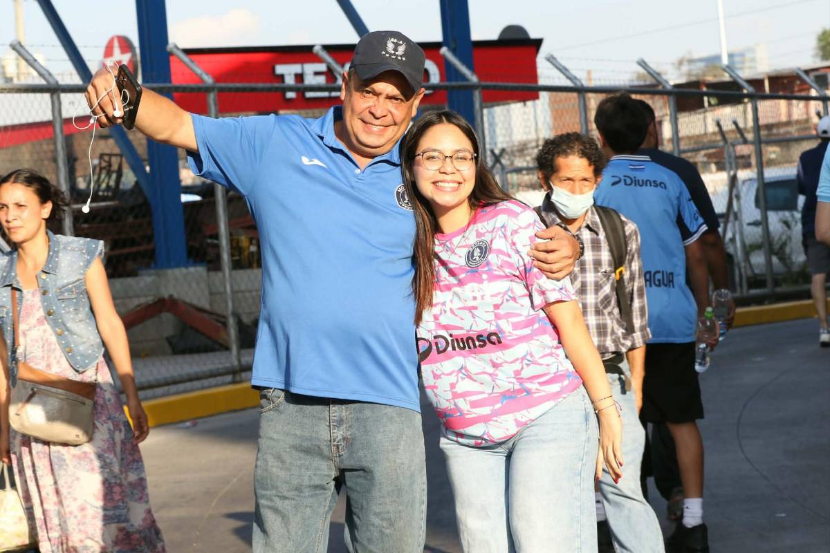 Chicas, niños y el sujeto que bajó del bus del Génesis previo al partido vs Motagua