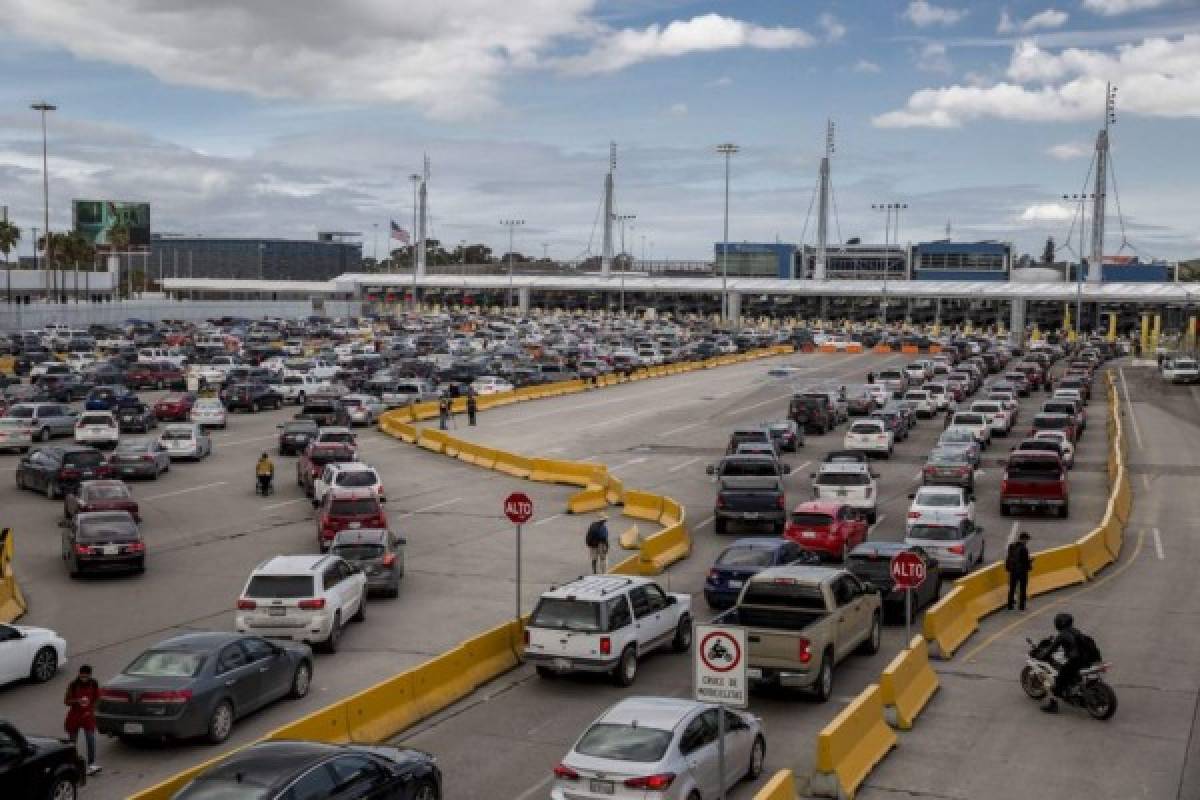 El mundo al revés: Mexicanos bloquean frontera para que no entren estadounidenses