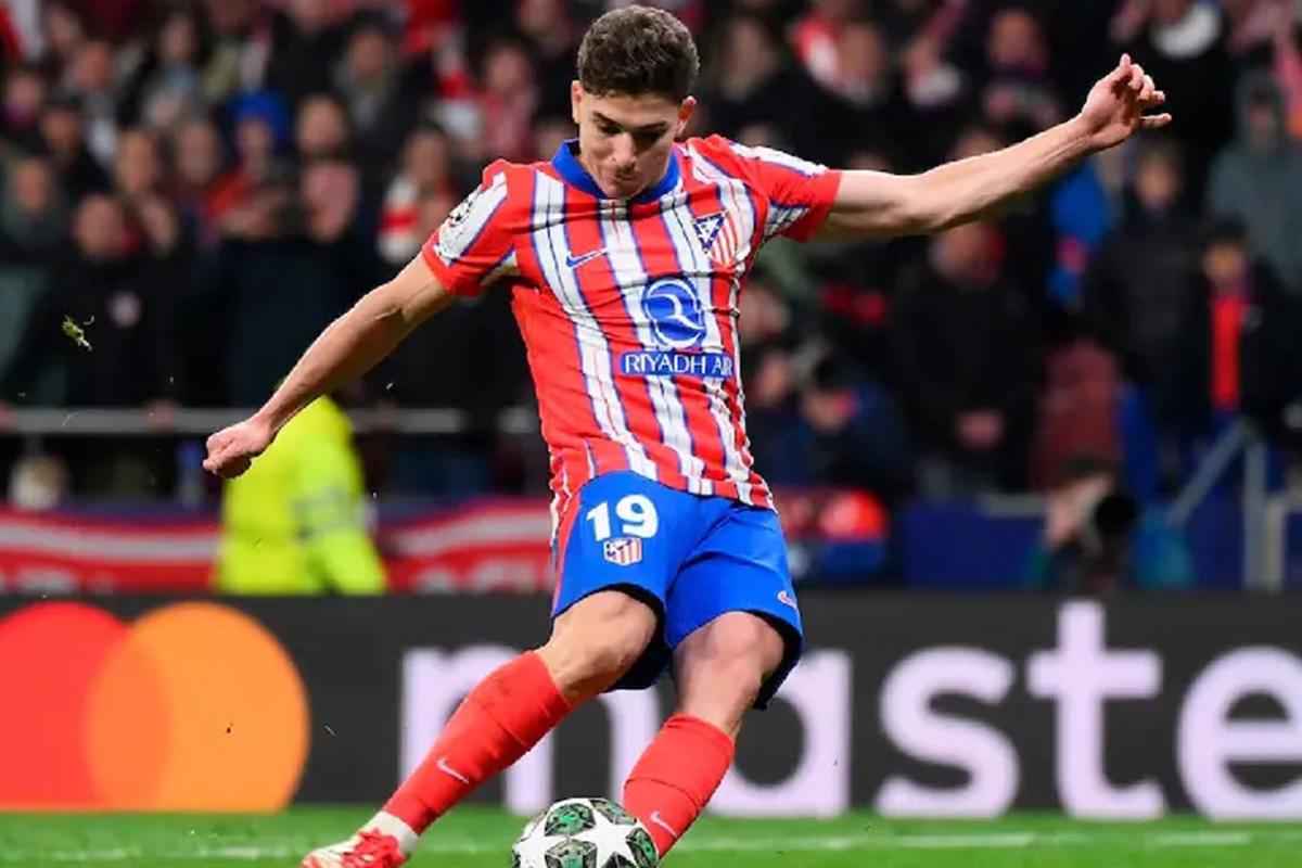 Julian Álavarez estaría en la carpeta del Liverpool de cara al próximo curso.