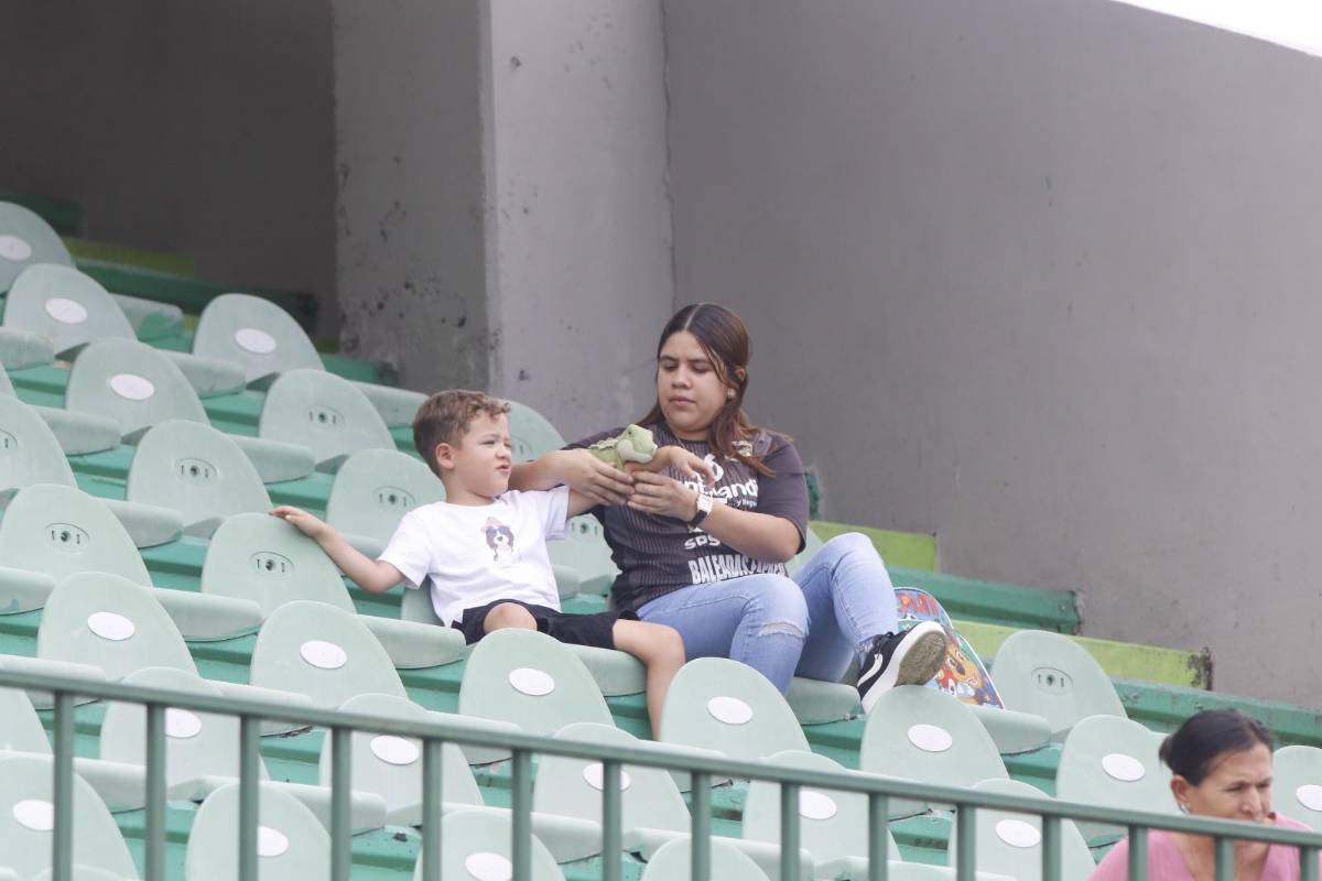 Bellas mujeres y el ambiente en el estadio Yankel Rosenthal por el duelo entre Marathón y Lobos UPNFM