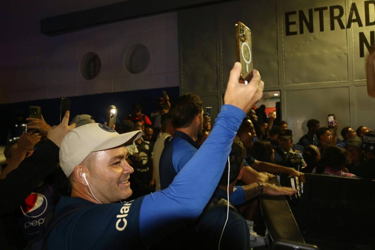 ¡Locura! Afición de Motagua arropa al club con banderazo; niño sorprende a Javier López