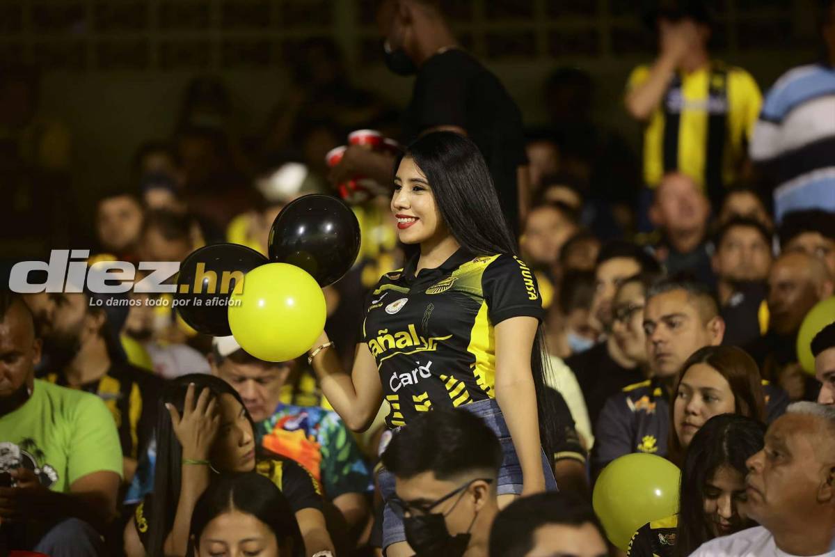 Bellas mujeres y gran ambiente en el estadio Morazán por el Real España-Alajuelense de la Liga Concacaf