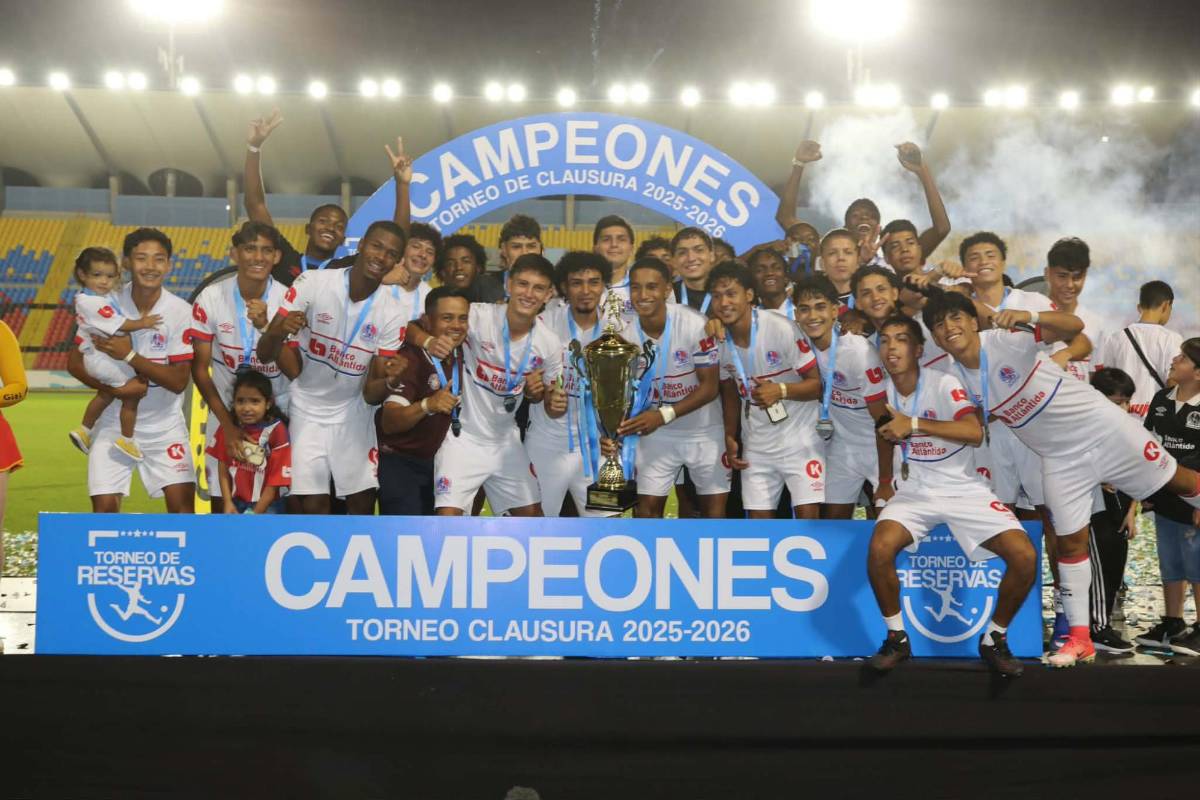 Imágenes: Olimpia celebró su título 11 en reservas y una leyenda los acompañó