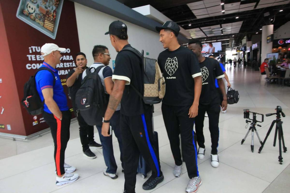 Menjívar y Edwin fueron sorprendidos y fan robó suspiros: Olimpia voló a Panamá