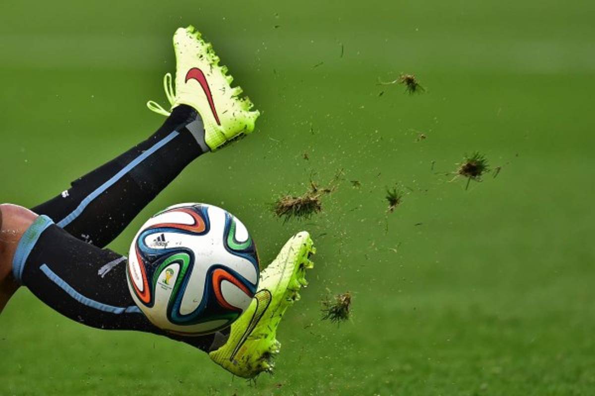 Uruguay ganó 2-1 a Inglaterra con un doblete de Luis Suárez