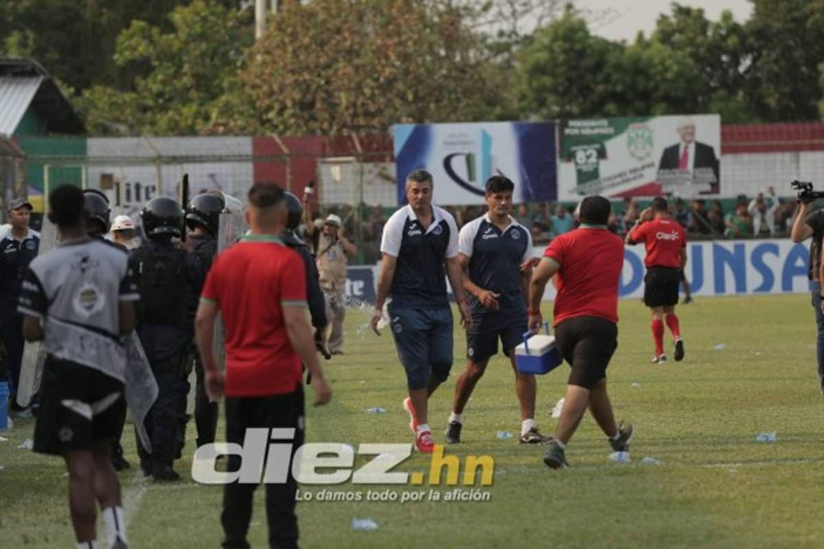 ¡Bien bañado! Diego Vázquez vive su tarde más difícil como técnico del Motagua