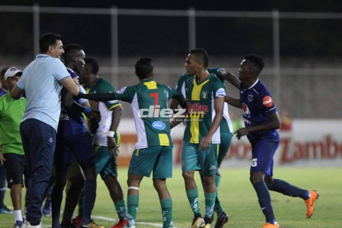 ¡Penoso! Bronca en la cancha de Comayagua y caos en las gradas por gas lacrimógeno