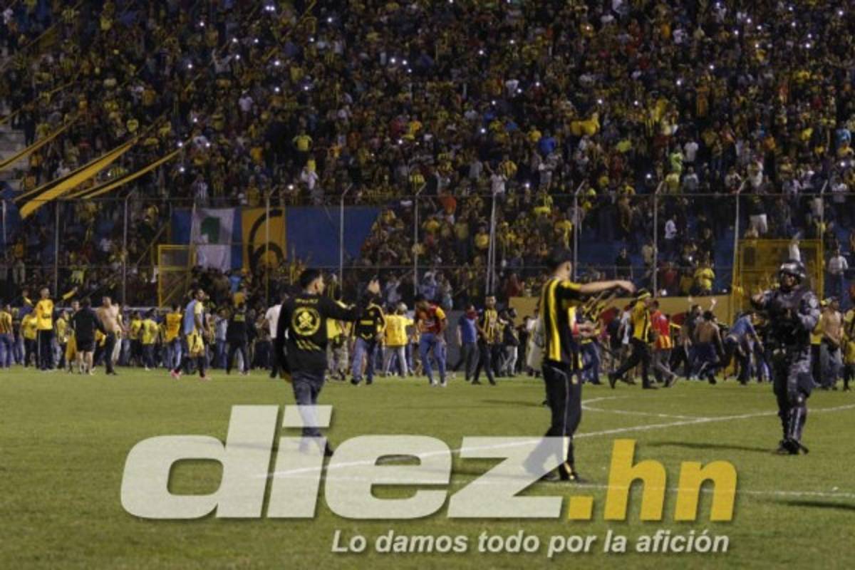 Impactantes imágenes: Terror y drama en el estadio Morazán tras actos vandálicos