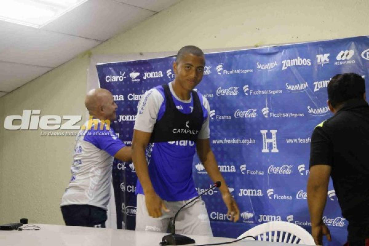 FOTOS: La caída de Rigo Rivas en conferencia de prensa con la Selección de Honduras