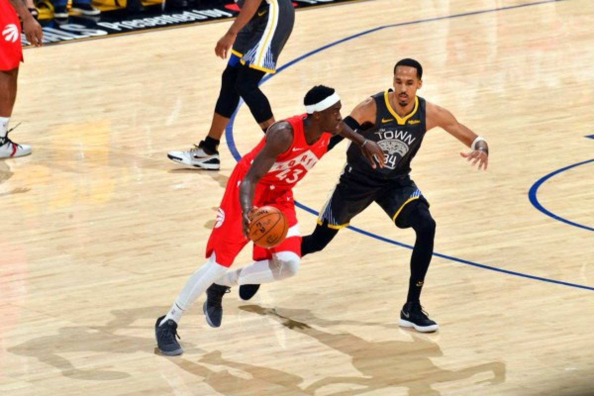 OAKLAND, CA - JUNE 7: Pascal Siakam #43 of the Toronto Raptors handles the ball against Shaun Livingston #34 of the Golden State Warriors during Game Four of the NBA Finals on June 7, 2019 at ORACLE Arena in Oakland, California. NOTE TO USER: User expressly acknowledges and agrees that, by downloading and/or using this photograph, user is consenting to the terms and conditions of Getty Images License Agreement. Mandatory Copyright Notice: Copyright 2019 NBAE Jesse D. Garrabrant/NBAE via Getty Images/AFP