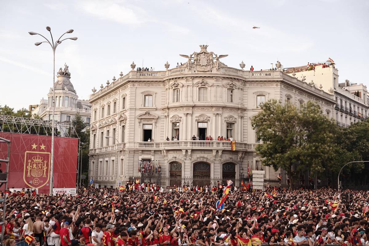 La fiesta de España hasta Cibeles, los que se besaron y el cartel: Paredes vs. Gavi