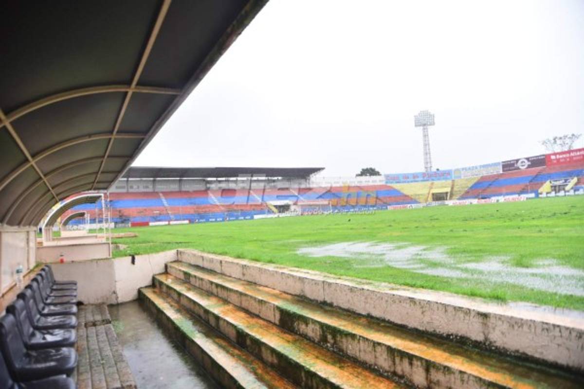¡INUNDADO! El estadio ceibeño se ha convertido en un verdadero pantano