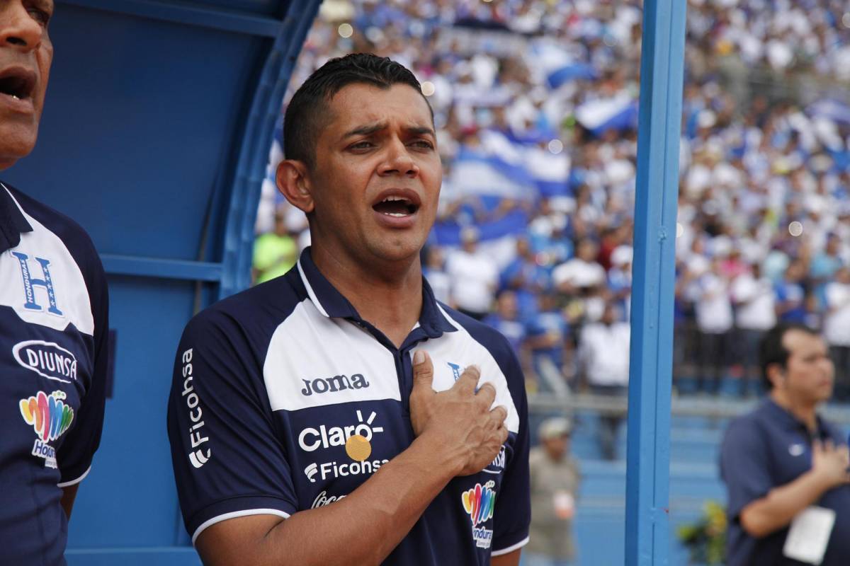 Amado Guevara dirigiendo a la selección de Honduras tras el paso de Jorge Luis Pinto.