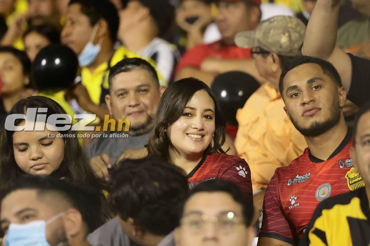 Bellas mujeres y gran ambiente en el estadio Morazán por el Real España-Alajuelense de la Liga Concacaf