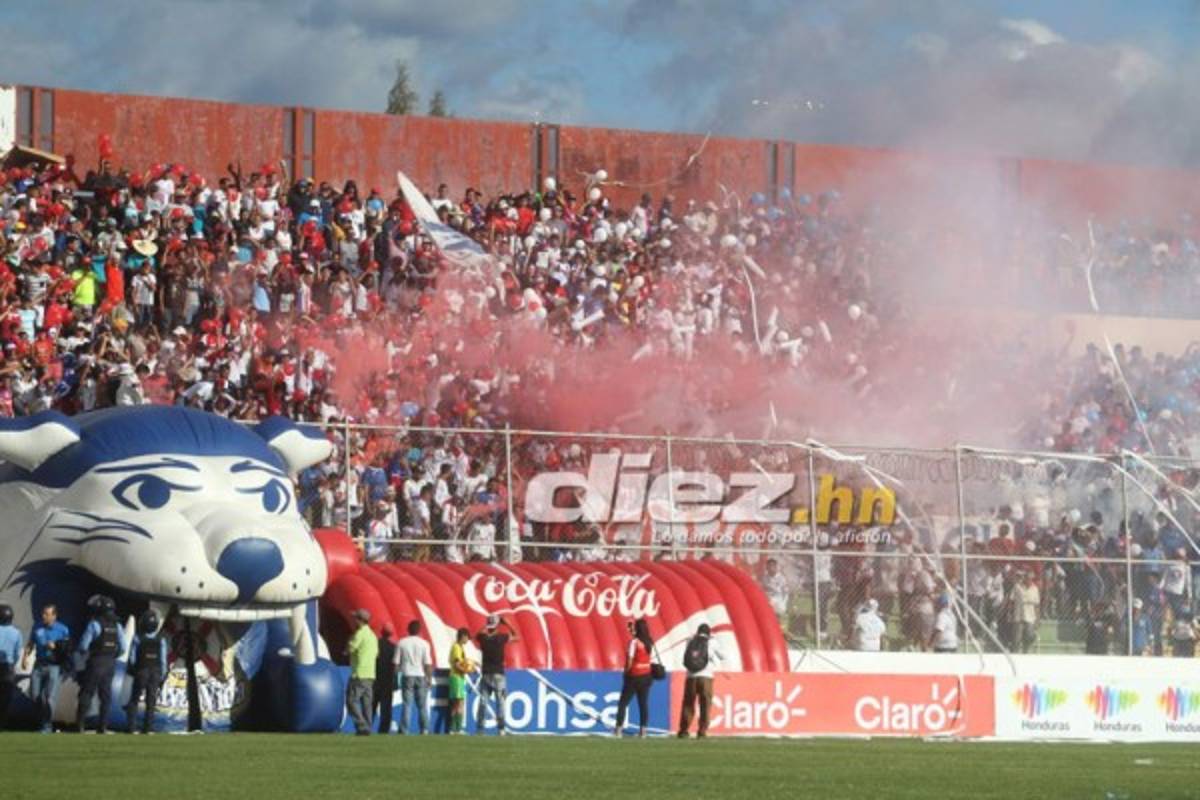 NO VISTE EN TV: Saludo a Vargas, aficionada queda en brasier y niño irrumpe el clásico