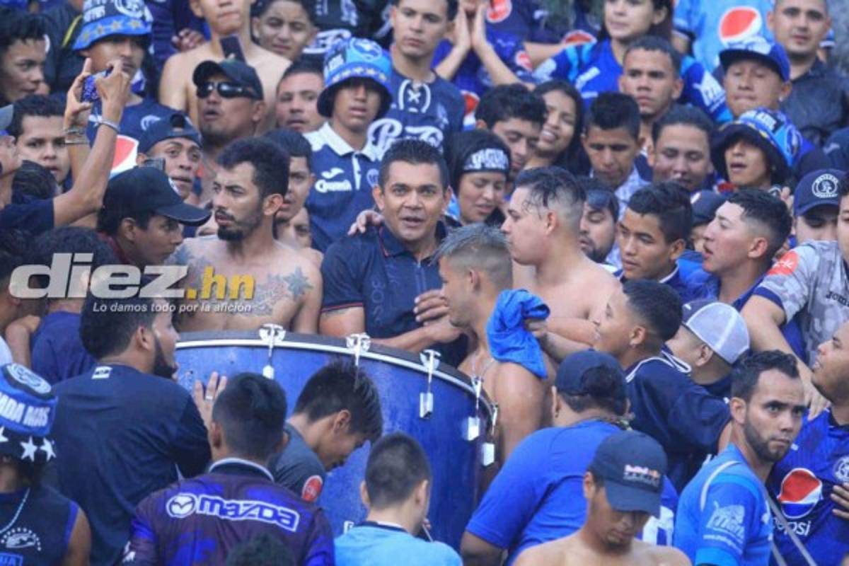 FOTOS: Así vivió Amado Guevara el título de Motagua junto a la barra Revolucionarios