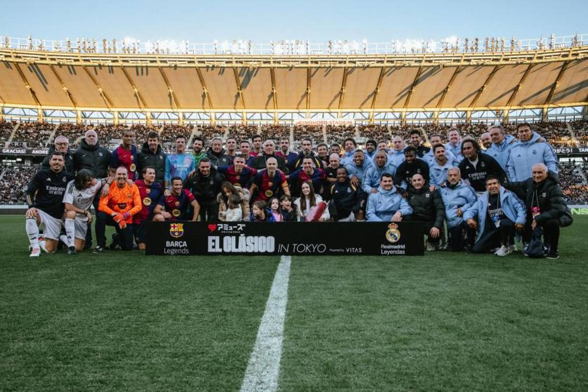 Las leyendas del Barcelona volvieron a derrotar al Real Madrid en el Clásico: el gesto de los blancos con Iniesta