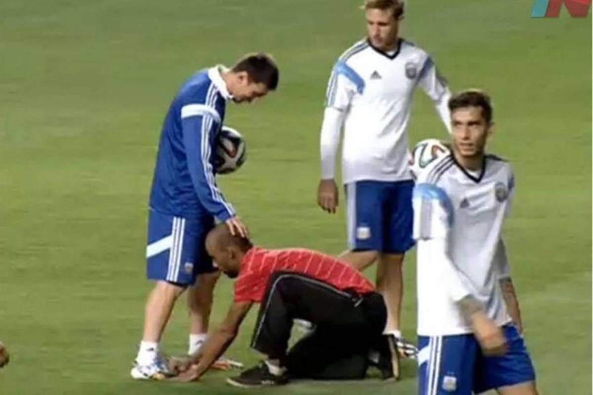 Hincha brasileño le hizo reverencia a Messi y le limpió los tacos