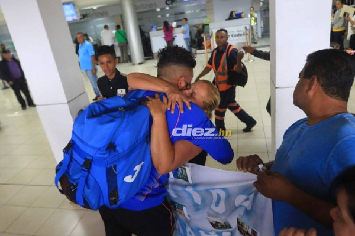 La Sub-20 de Honduras es recibida con pancartas, abrazos y homenaje