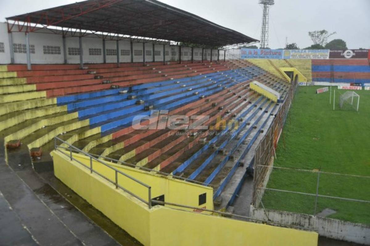 ¡INUNDADO! El estadio ceibeño se ha convertido en un verdadero pantano