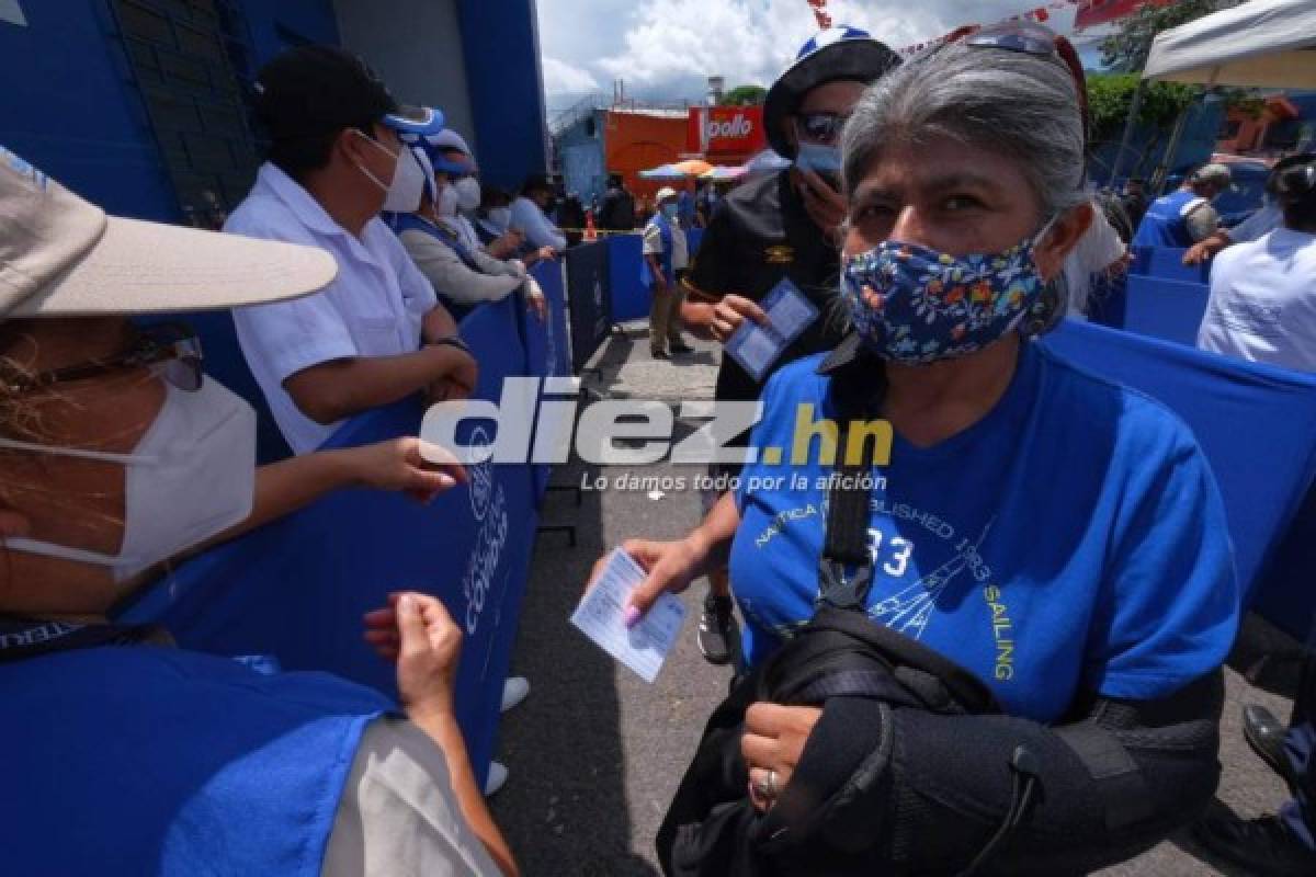 Las bellas chicas vaqueras, el prócer y el busito de la aventura en la previa del El Salvador vs Honduras