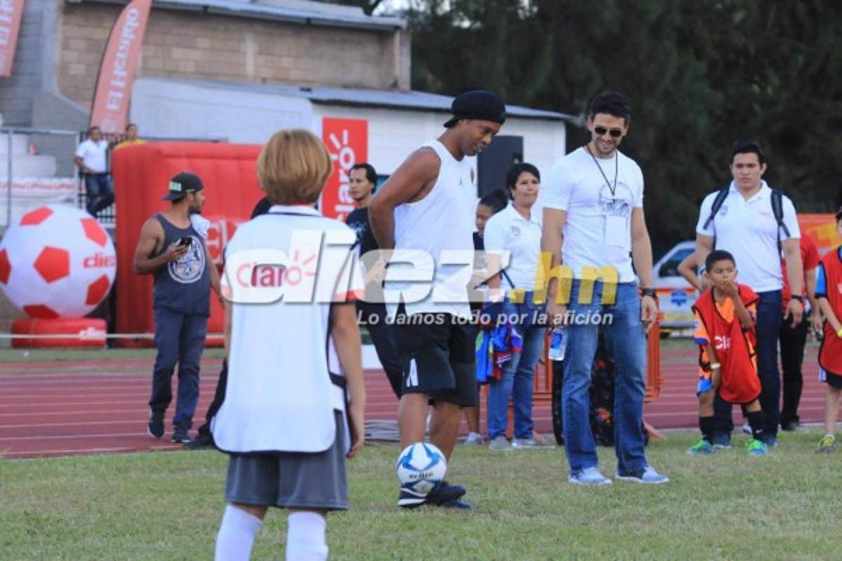 ¡Espectacular! Ronaldinho llevó tremenda felicidad a niños de Honduras