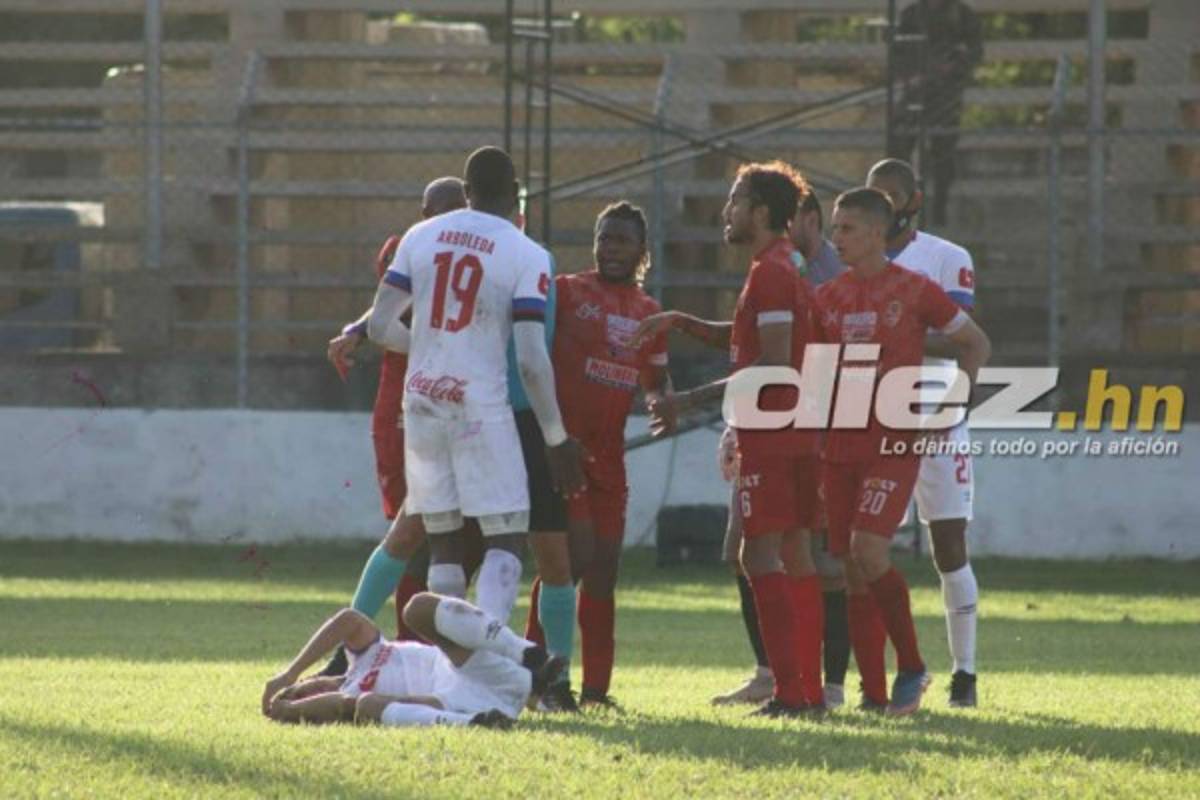 Fotos: La bronca de Obed con Carlos Pineda y el portero del Real de Minas que jugó de delantero
