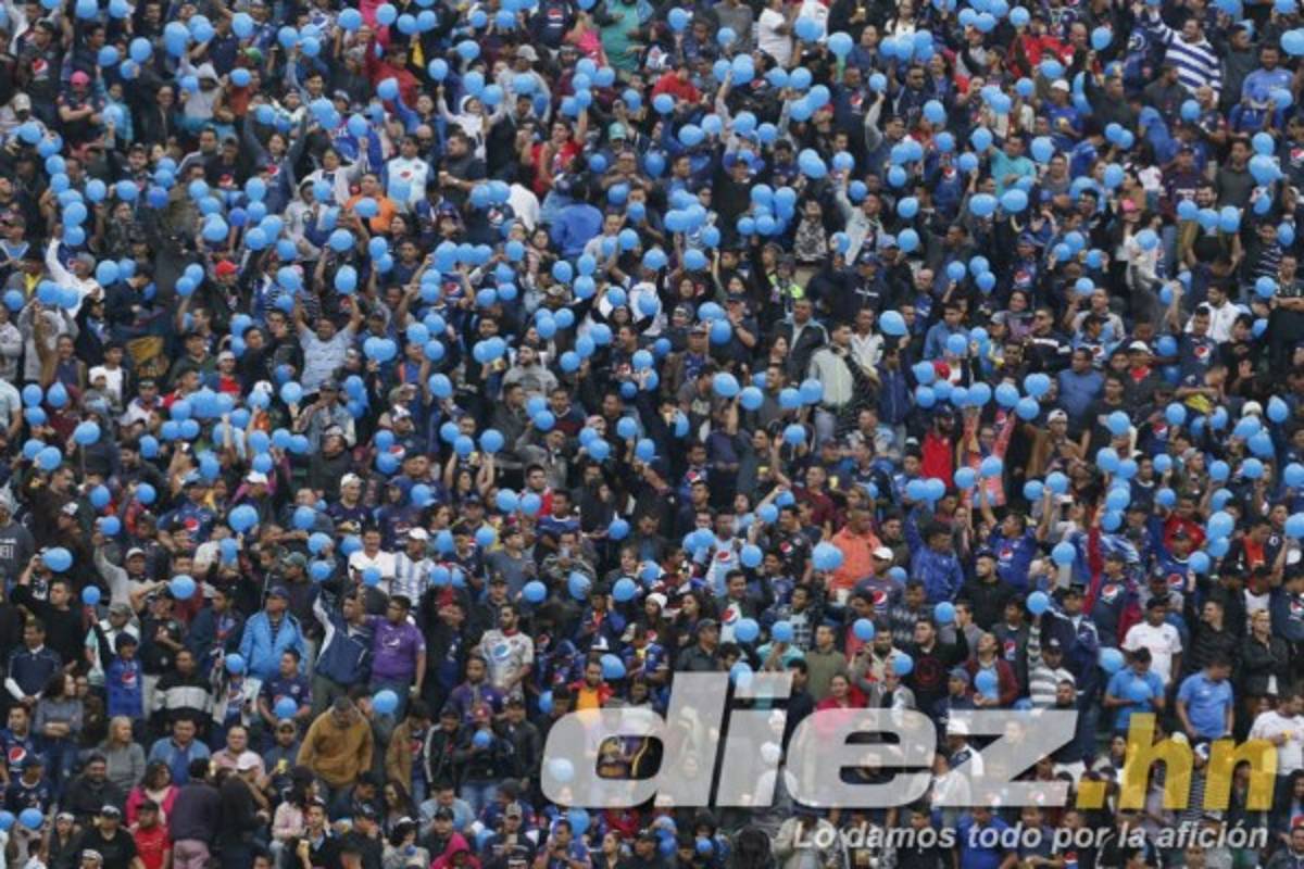 Ambientazo: Largas filas y hasta hinchas tatuados en la final entre Motagua y Olimpia