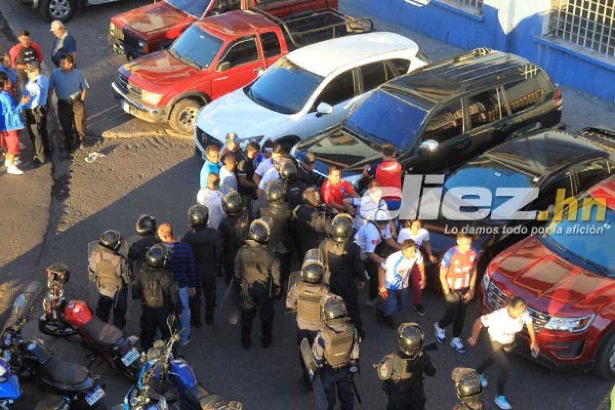 Fotos: El desorden que se dio en las afueras del estadio Nacional por el cierre de los portones