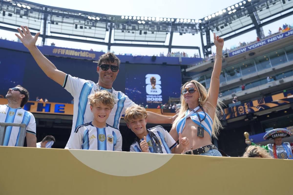 Camerinos al descubierto antes de la final, marea roja de España y Honduras sorprende