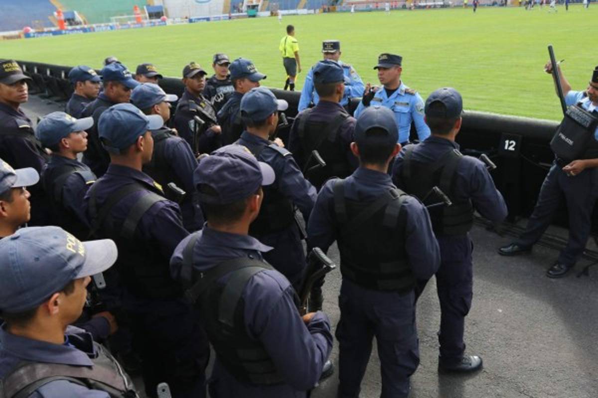 FOTOS: Guerra entre barra del Olimpia y Motagua en el estadio Nacional