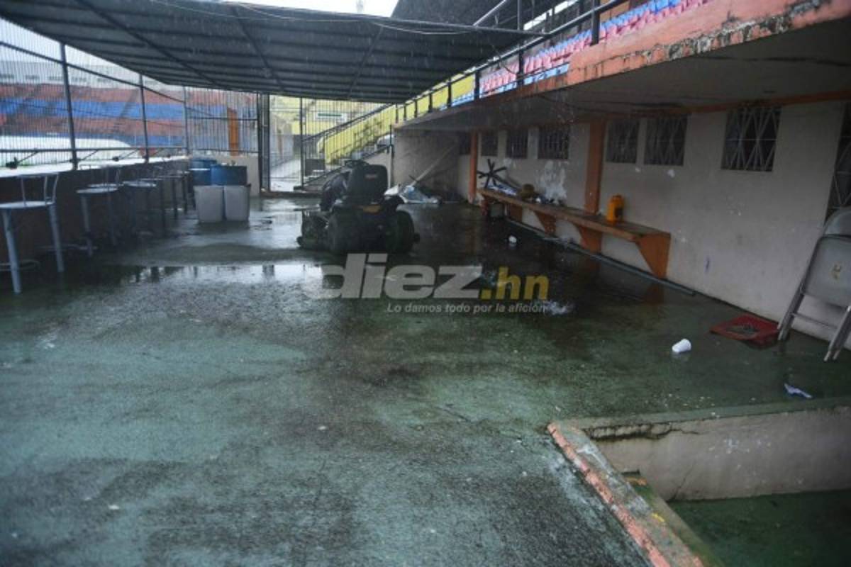 ¡INUNDADO! El estadio ceibeño se ha convertido en un verdadero pantano