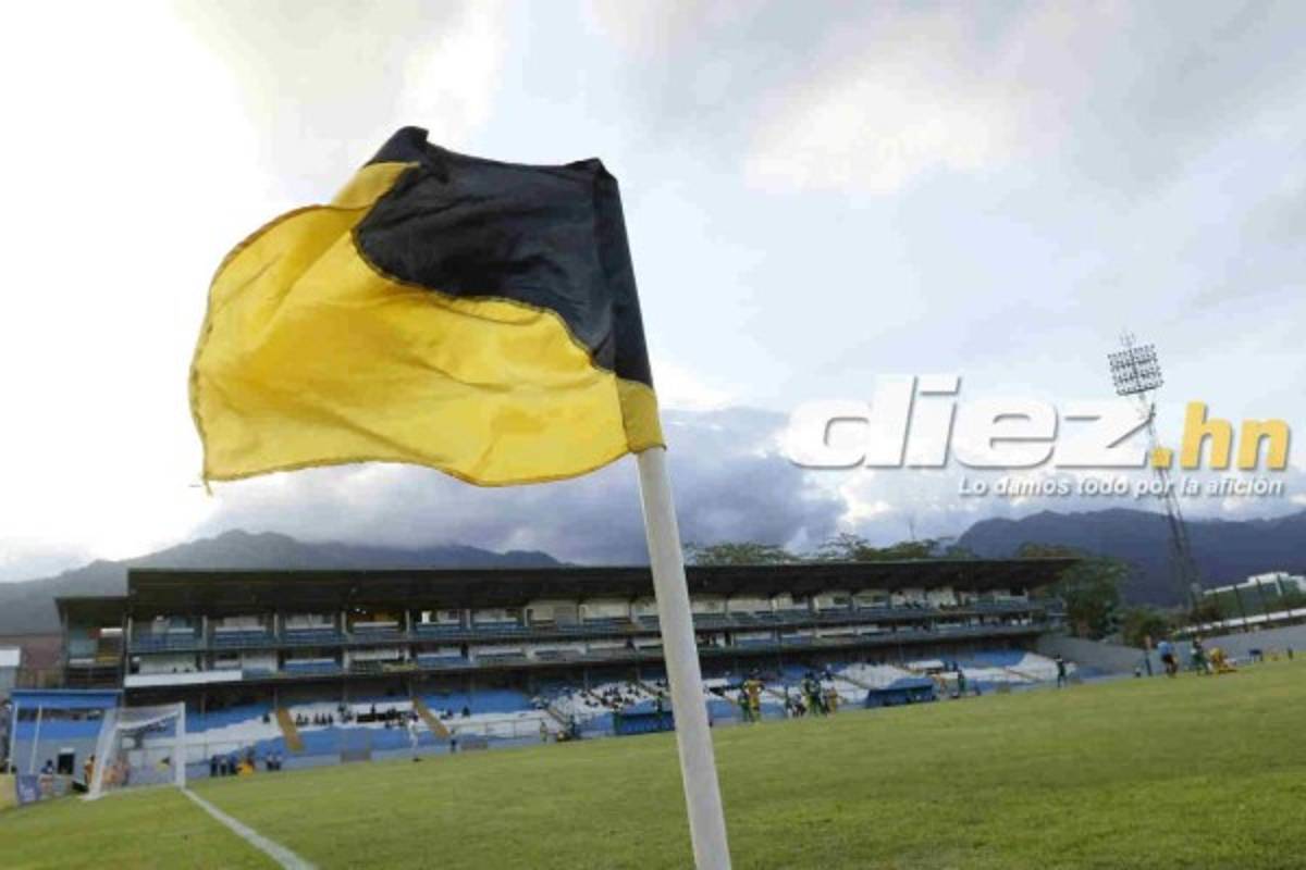 ¡AMBIENTAZO! El bonito gesto de un policía en la previa del Real España-Marathón