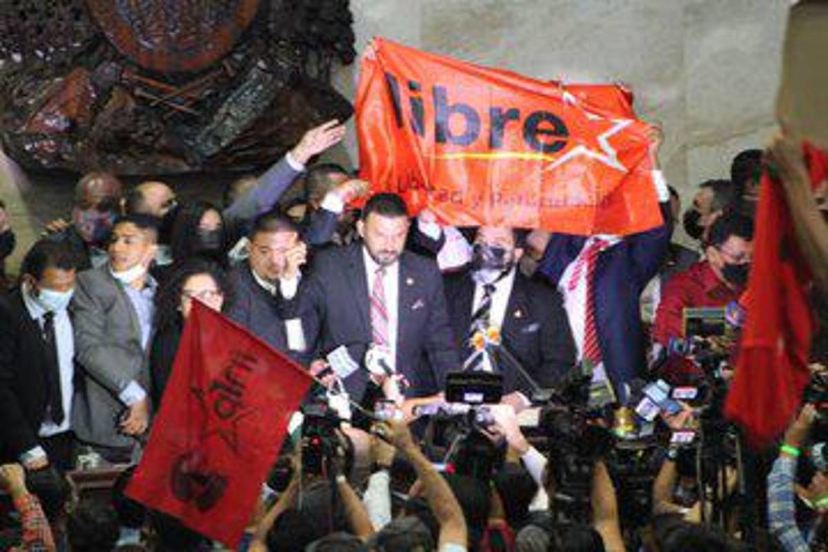 Las fotos del zafarrancho: Patadas y manotazos en el Congreso Nacional; exfutbolista Osman Chávez impuso respeto