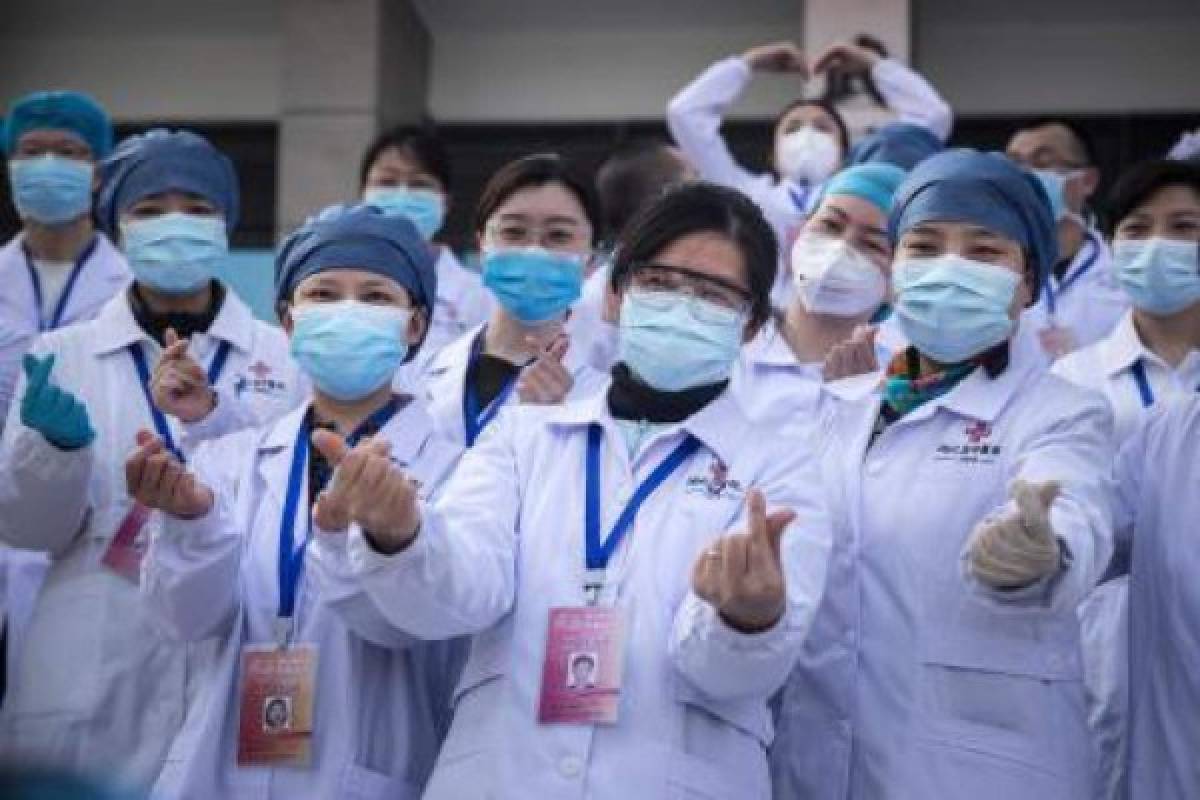 Así celebran médicos chinos en Wuhan tras el primer día sin casos de coronavirus