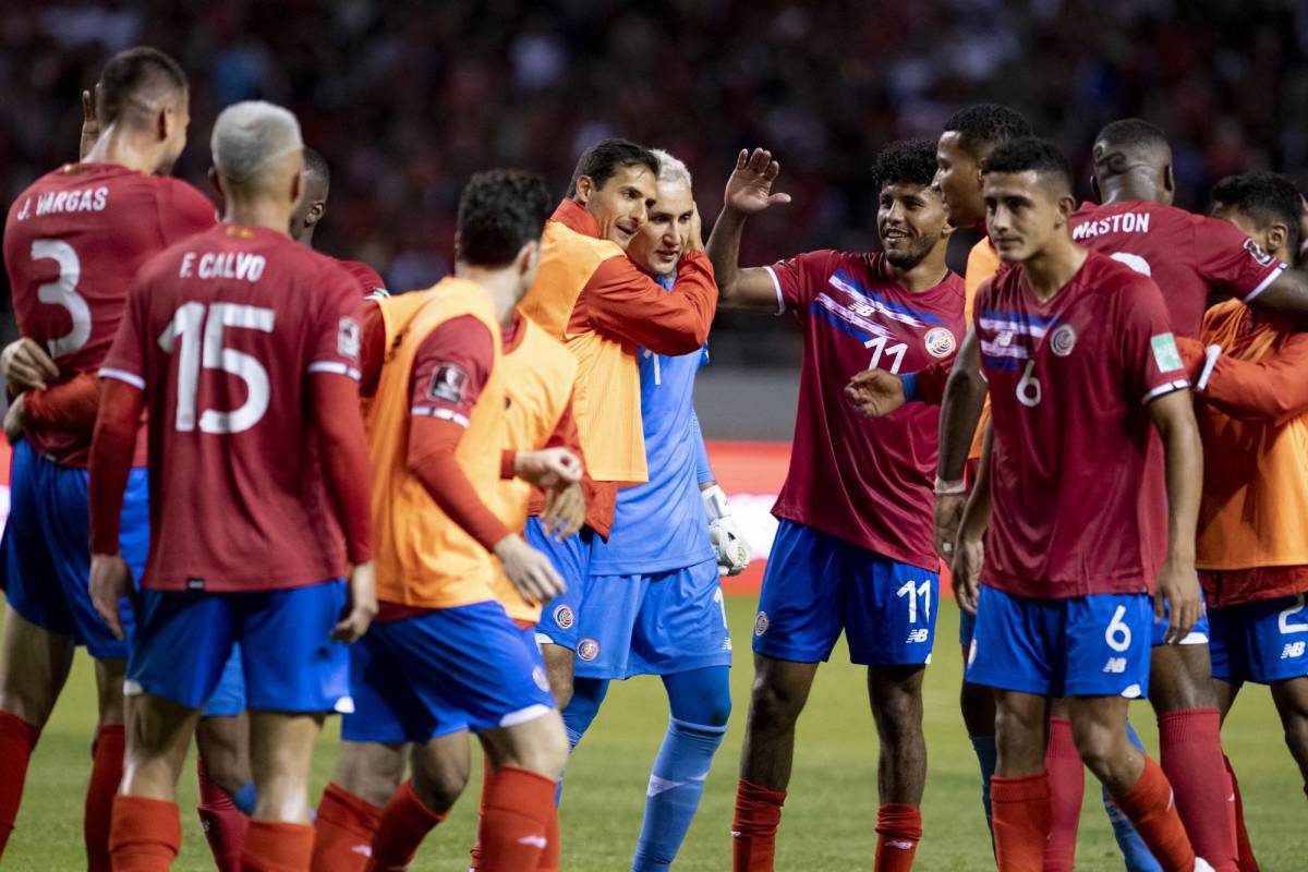 Costa Rica's players celebrate at the end of their FIFA World Cup Qatar 2022 Concacaf qualifier match against Canada at the National Stadium in San Jose, on March 24, 2022. (Photo by Ezequiel BECERRA / AFP)