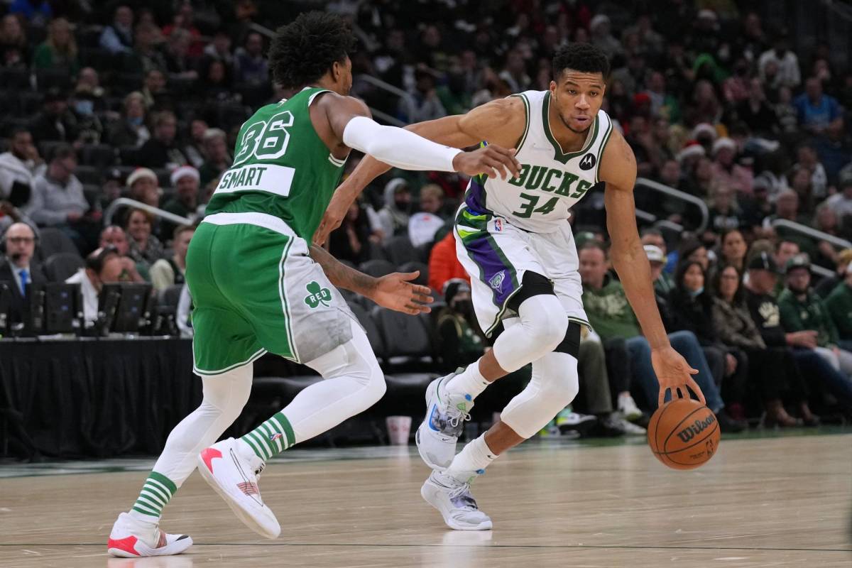 Giannis Antetokounmpo # 34 de los Milwaukee Bucks dribla el balón Marcus Smart # 36 de los Boston Celtics en la segunda mitad en el Fiserv Forum.