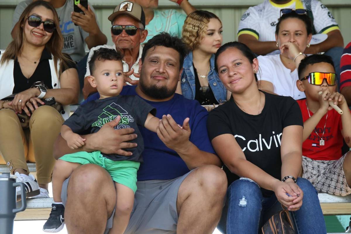 ¿Quién es la aficionada que robó suspiros? Ambientazo se vive con el partido del descenso entre Juticalpa FC y Real Sociedad