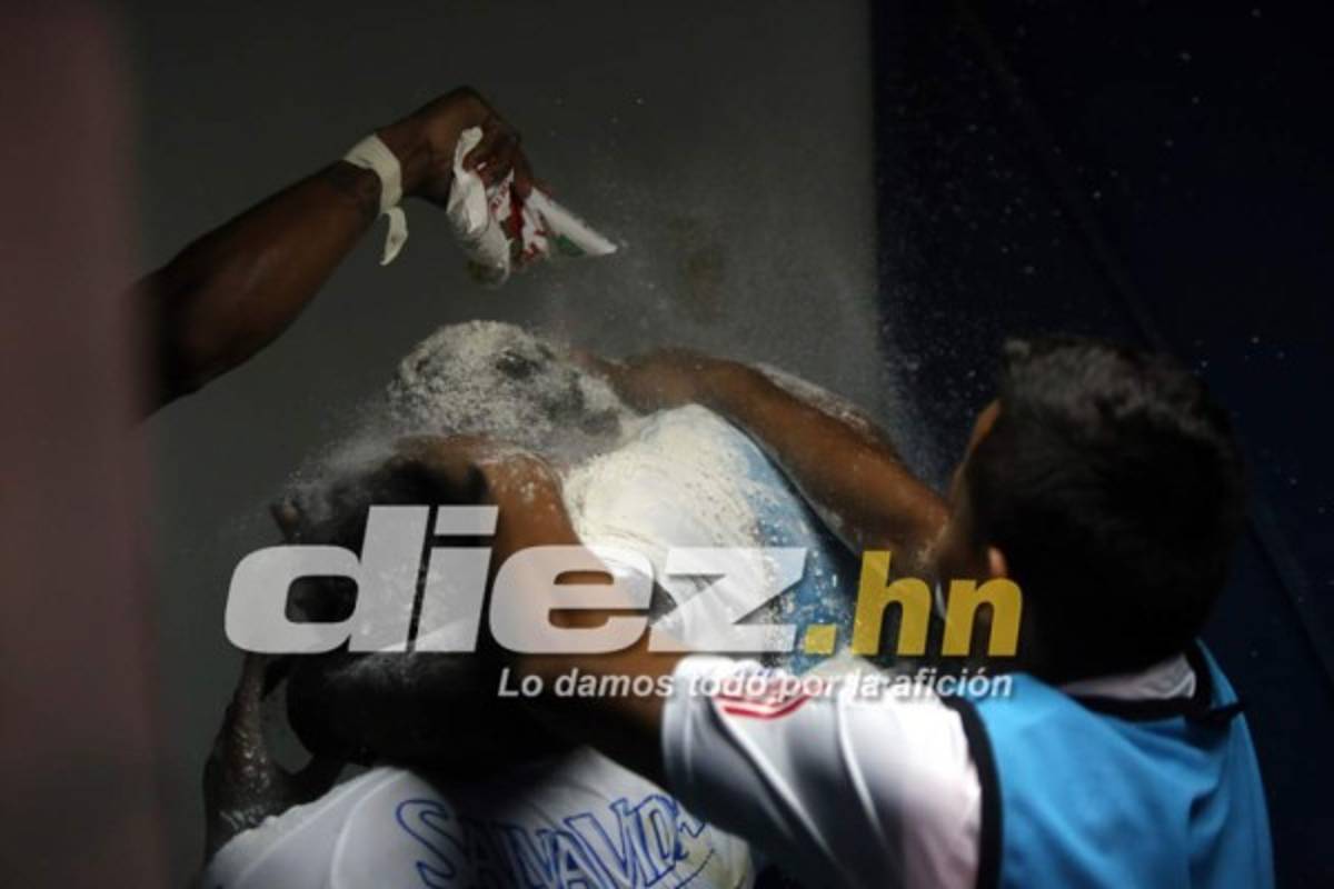 ¡Qué bromita! Jugadores del Olimpia bañan de huevo y harina a Estupiñán  