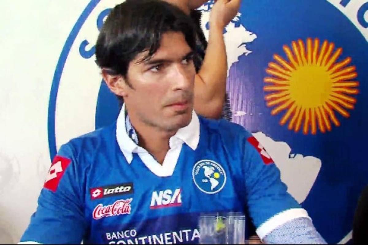 'El loco' Abreu impone récord Guinness tras vestir 26 camisetas distintas en su carrera