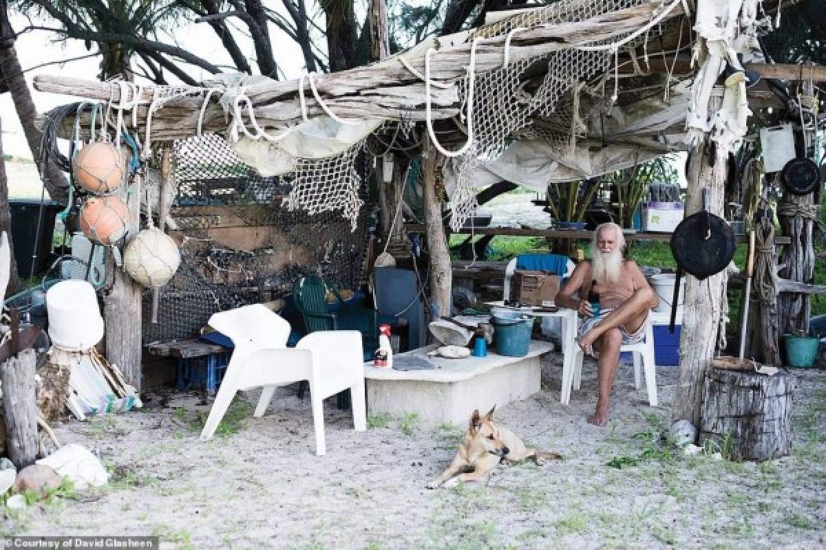 Coronavirus: Perdió toda su fortuna, vive en una isla desierta y revela el secreto para sobrevivir al aislamiento