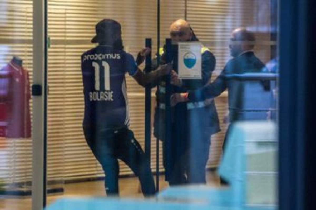 Su equipo no lo quiere vender, se va al entreno con la camisa del rival y todo acaba en pelea