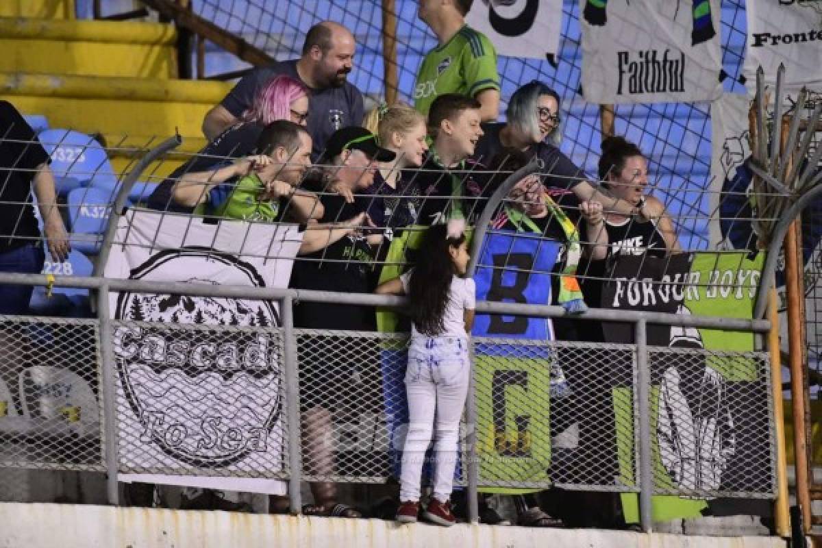 Las chicas, el gato negro y el ambientazo para alentar al Olimpia ante Seattle Sounders