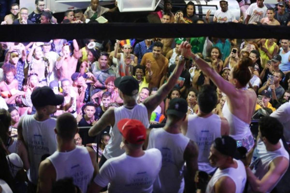 ¿Nueva novia? Neymar se olvidó de su lesión y disfrutó al máximo el Carnaval de Brasil