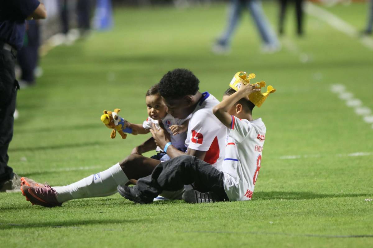 La Cybertruck de la 40, jugador casi se traga un confeti, los chalecos y locura de Espinel: las fotos más curiosas del título del Olimpia